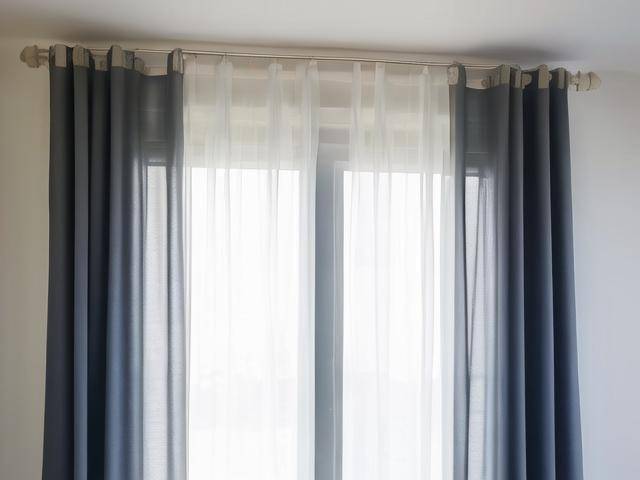 双层窗帘是怎么安装的「双层窗帘怎么安装视频教程」